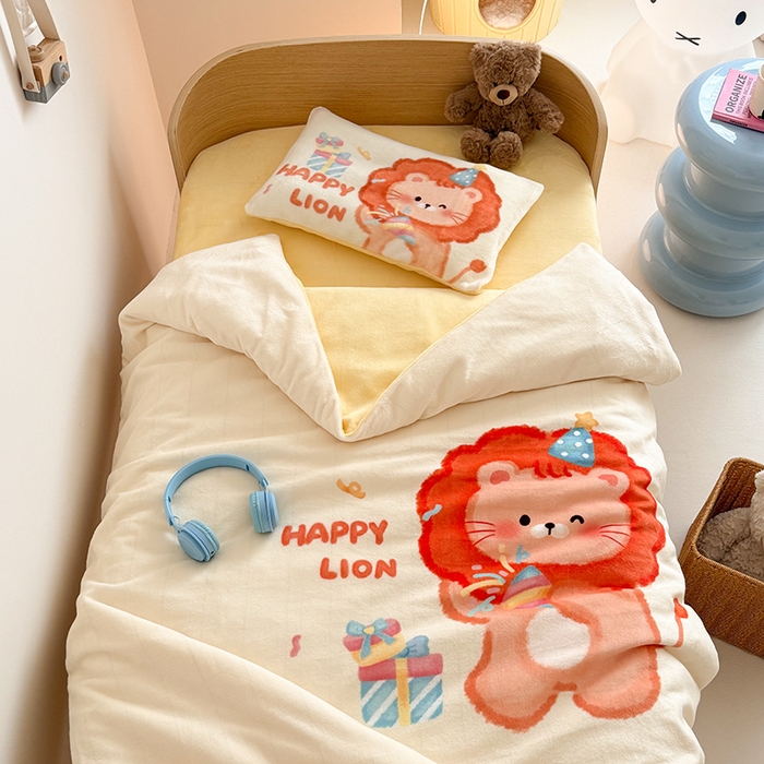 嗨生活 2025新款牛奶绒数码印花原创大版卡通幼儿园套件幼儿园三件套 萌小狮