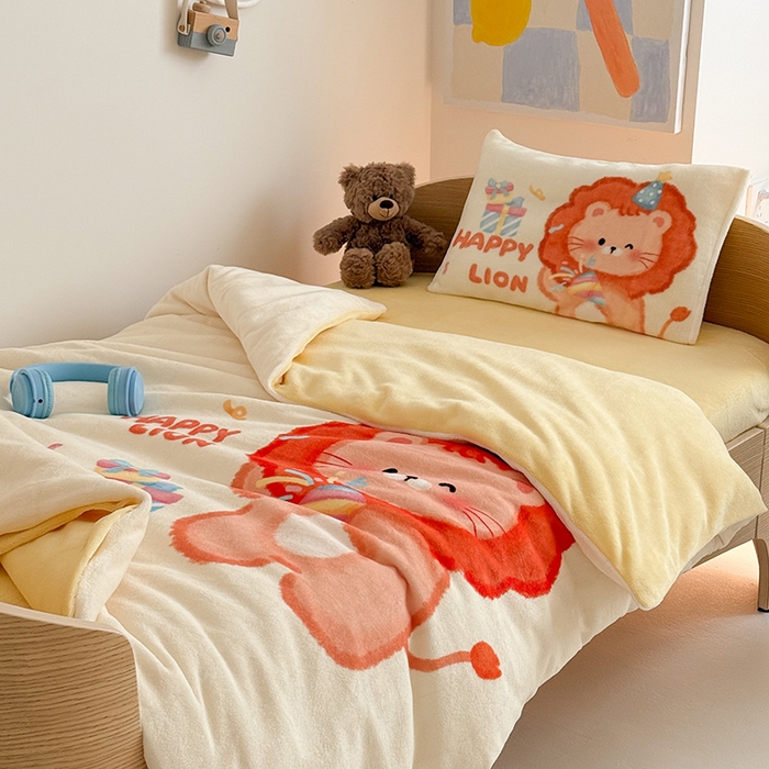 91家纺网 家纺一手货源 找家纺 嗨生活 2025新款牛奶绒数码印花原创大版卡通幼儿园套件幼儿园三件套 萌小狮