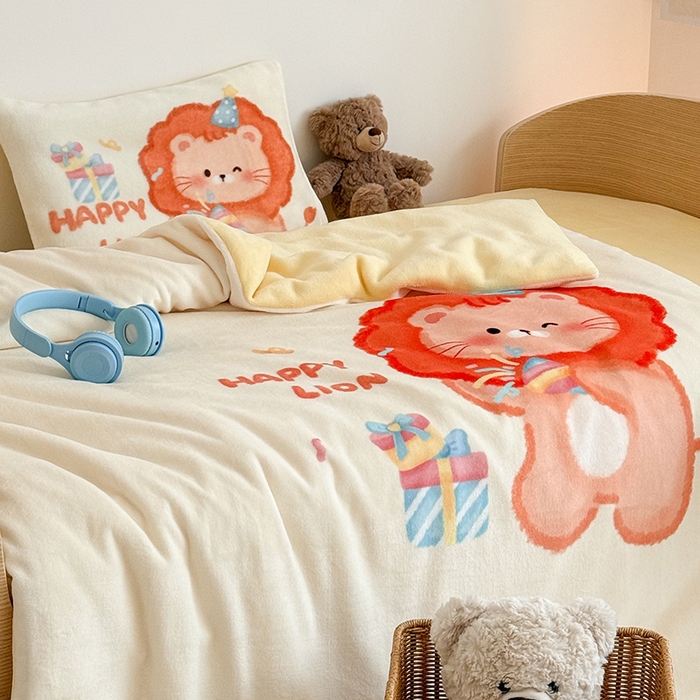 91家纺网 家纺一手货源 找家纺 嗨生活 2025新款牛奶绒数码印花原创大版卡通幼儿园套件幼儿园三件套 萌小狮