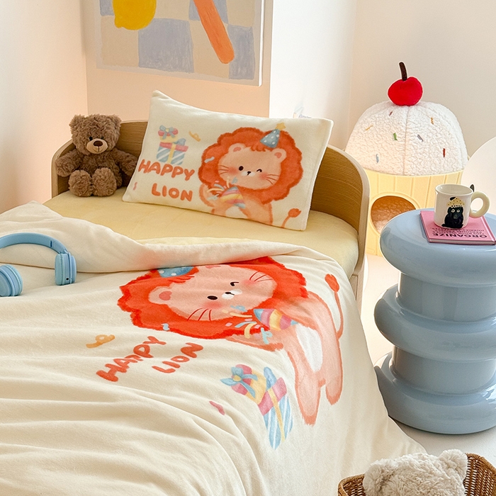 91家纺网 家纺一手货源 找家纺 嗨生活 2025新款牛奶绒数码印花原创大版卡通幼儿园套件幼儿园三件套 萌小狮