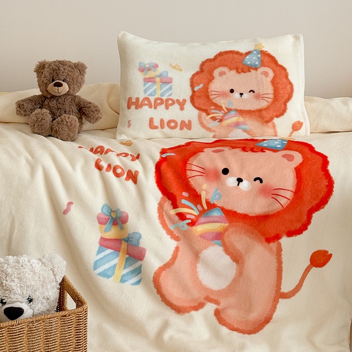 91家纺网 家纺一手货源 找家纺 嗨生活 2025新款牛奶绒数码印花原创大版卡通幼儿园套件幼儿园三件套 萌小狮