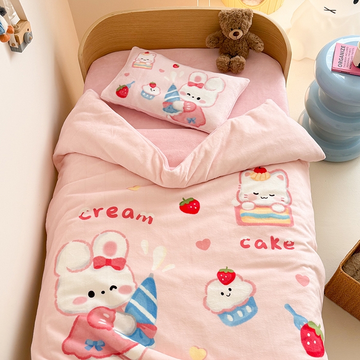 嗨生活 2025新款牛奶绒数码印花原创大版卡通幼儿园套件幼儿园三件套 萌小兔