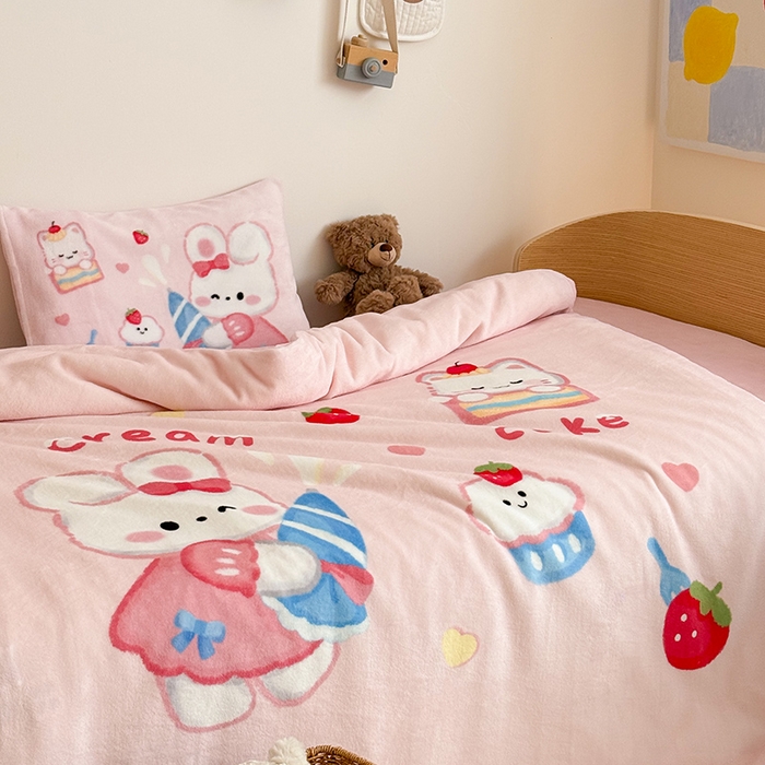 91家纺网 家纺一手货源 找家纺 嗨生活 2025新款牛奶绒数码印花原创大版卡通幼儿园套件幼儿园三件套 萌小兔