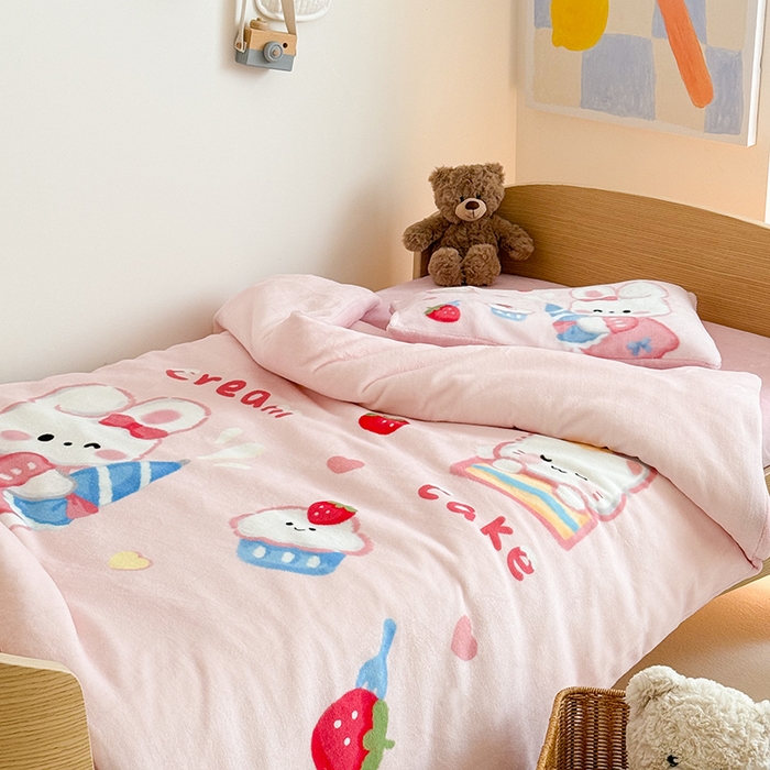 91家纺网 家纺一手货源 找家纺 嗨生活 2025新款牛奶绒数码印花原创大版卡通幼儿园套件幼儿园三件套 萌小兔