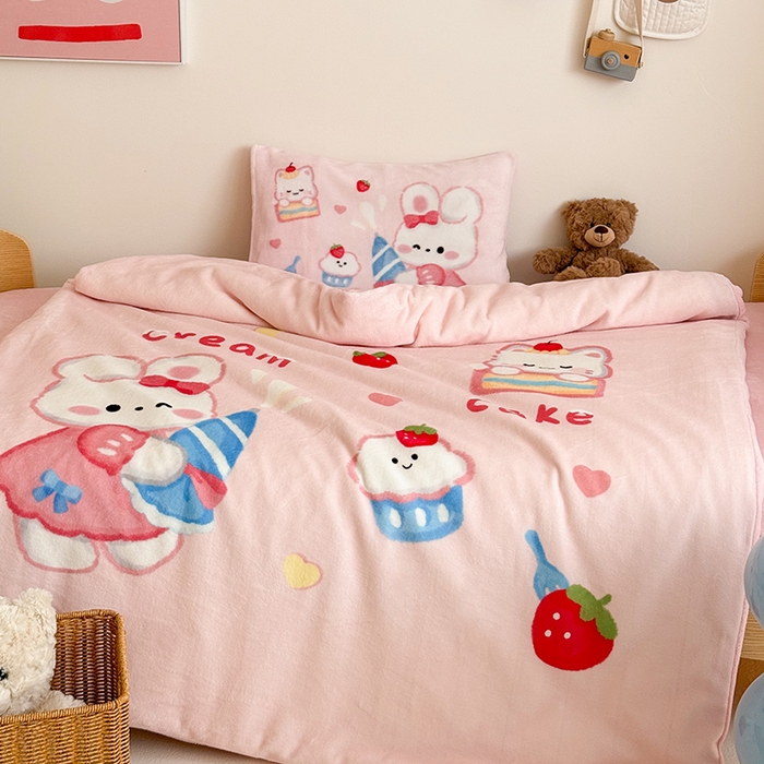 91家纺网 家纺一手货源 找家纺 嗨生活 2025新款牛奶绒数码印花原创大版卡通幼儿园套件幼儿园三件套 萌小兔