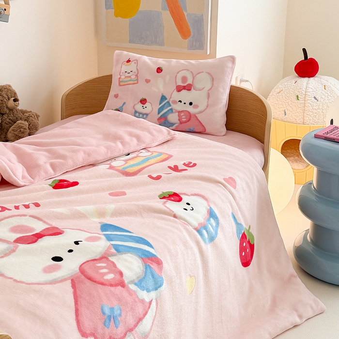 91家纺网 家纺一手货源 找家纺 嗨生活 2025新款牛奶绒数码印花原创大版卡通幼儿园套件幼儿园三件套 萌小兔