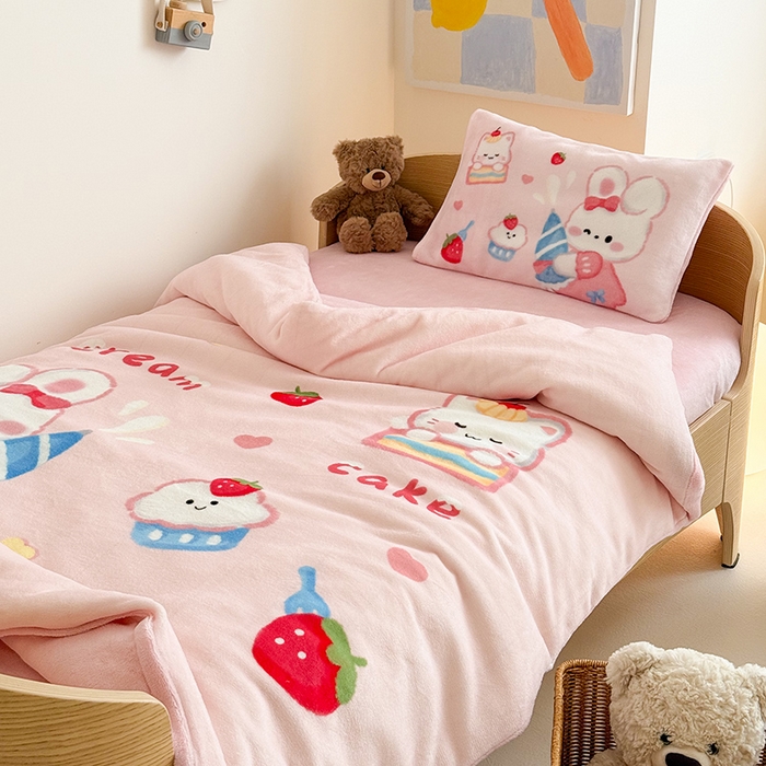 91家纺网 家纺一手货源 找家纺 嗨生活 2025新款牛奶绒数码印花原创大版卡通幼儿园套件幼儿园三件套 萌小兔