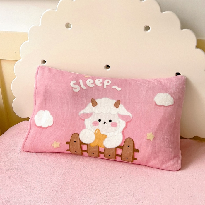 91家纺网 家纺一手货源 找家纺 嗨生活 2025新款牛奶绒数码印花原创大版卡通幼儿园套件幼儿园三件套 暖羊羊