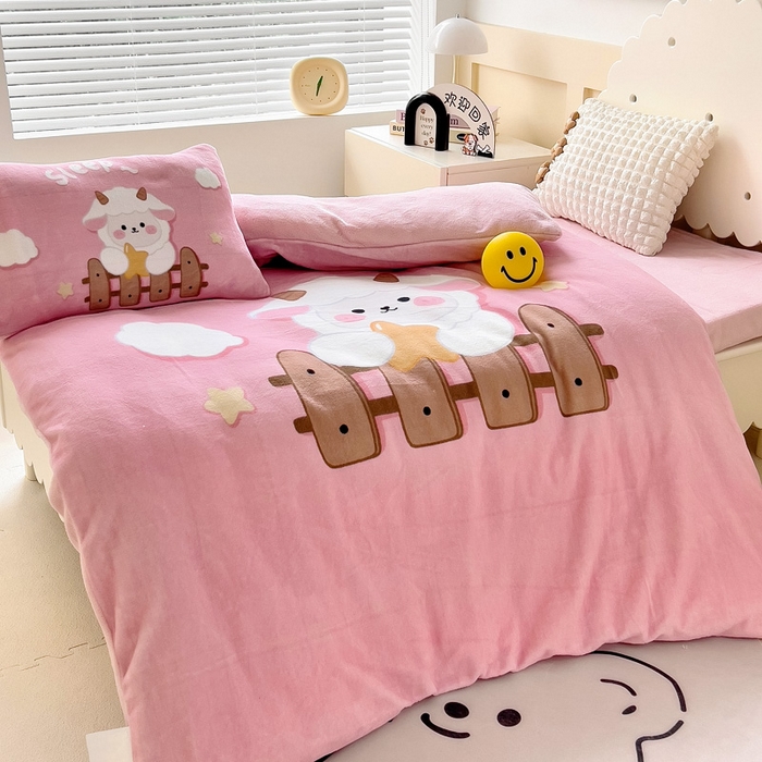 91家纺网 家纺一手货源 找家纺 嗨生活 2025新款牛奶绒数码印花原创大版卡通幼儿园套件幼儿园三件套 暖羊羊