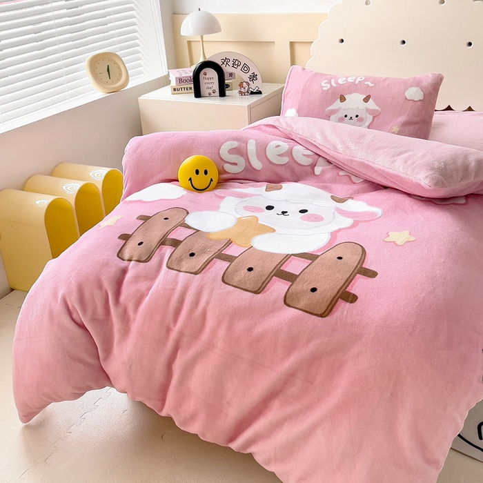 91家纺网 家纺一手货源 找家纺 嗨生活 2025新款牛奶绒数码印花原创大版卡通幼儿园套件幼儿园三件套 暖羊羊