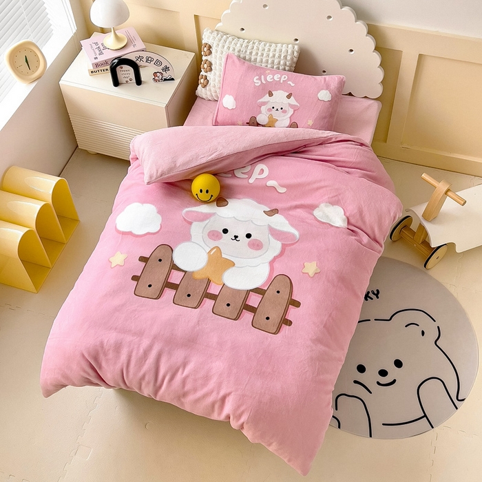 91家纺网 家纺一手货源 找家纺 嗨生活 2025新款牛奶绒数码印花原创大版卡通幼儿园套件幼儿园三件套 暖羊羊