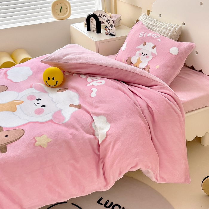 91家纺网 家纺一手货源 找家纺 嗨生活 2025新款牛奶绒数码印花原创大版卡通幼儿园套件幼儿园三件套 暖羊羊