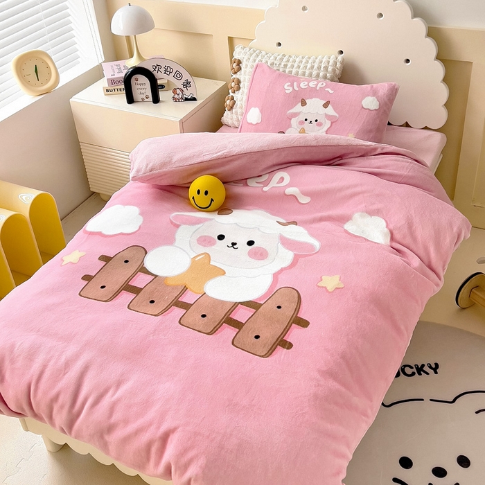 91家纺网 家纺一手货源 找家纺 嗨生活 2025新款牛奶绒数码印花原创大版卡通幼儿园套件幼儿园三件套 暖羊羊