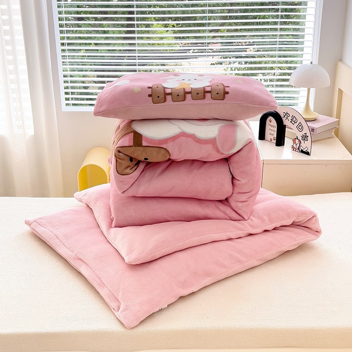 91家纺网 家纺一手货源 找家纺 嗨生活 2025新款牛奶绒数码印花原创大版卡通幼儿园套件幼儿园三件套 暖羊羊