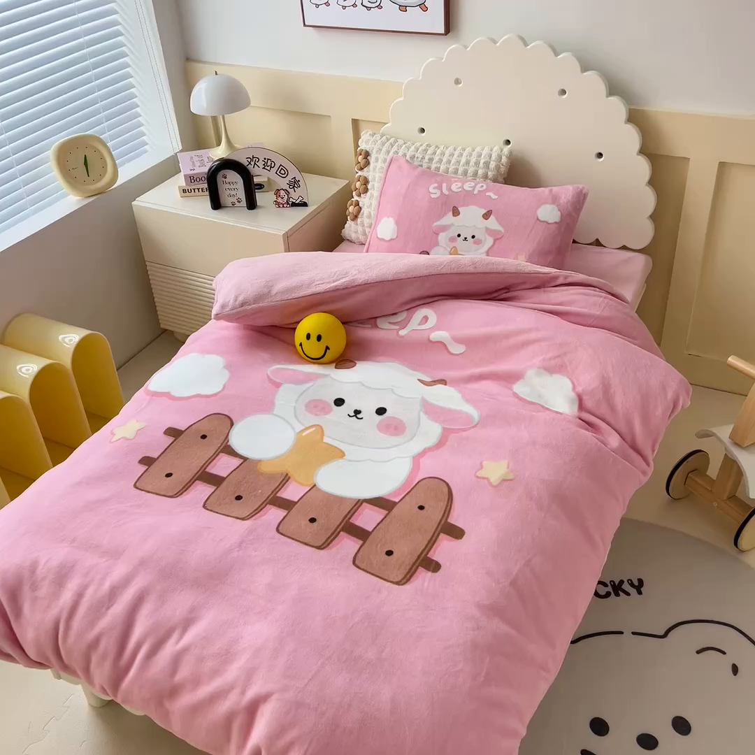 91家纺网 家纺一手货源 找家纺 嗨生活 2025新款牛奶绒数码印花原创大版卡通幼儿园套件幼儿园三件套 暖羊羊