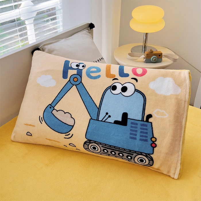 91家纺网 家纺一手货源 找家纺 嗨生活 2025新款牛奶绒数码印花原创大版卡通幼儿园套件幼儿园三件套 挖掘机