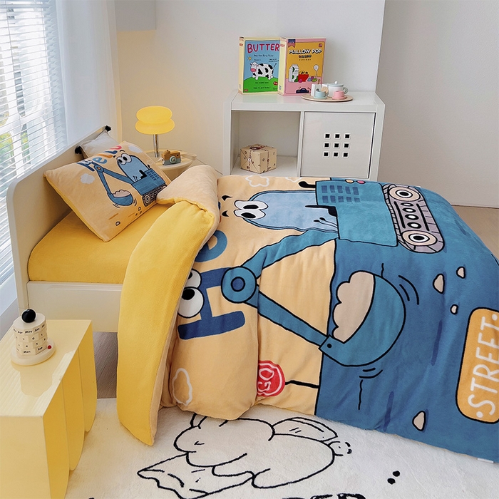 91家纺网 家纺一手货源 找家纺 嗨生活 2025新款牛奶绒数码印花原创大版卡通幼儿园套件幼儿园三件套 挖掘机