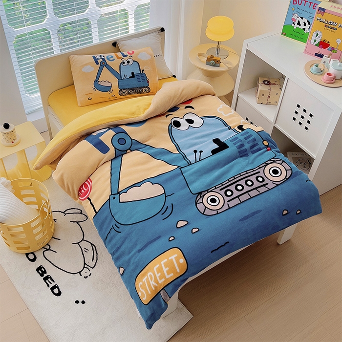 91家纺网 家纺一手货源 找家纺 嗨生活 2025新款牛奶绒数码印花原创大版卡通幼儿园套件幼儿园三件套 挖掘机