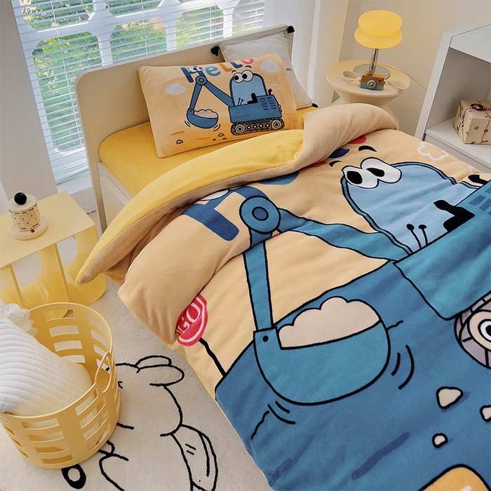 91家纺网 家纺一手货源 找家纺 嗨生活 2025新款牛奶绒数码印花原创大版卡通幼儿园套件幼儿园三件套 挖掘机