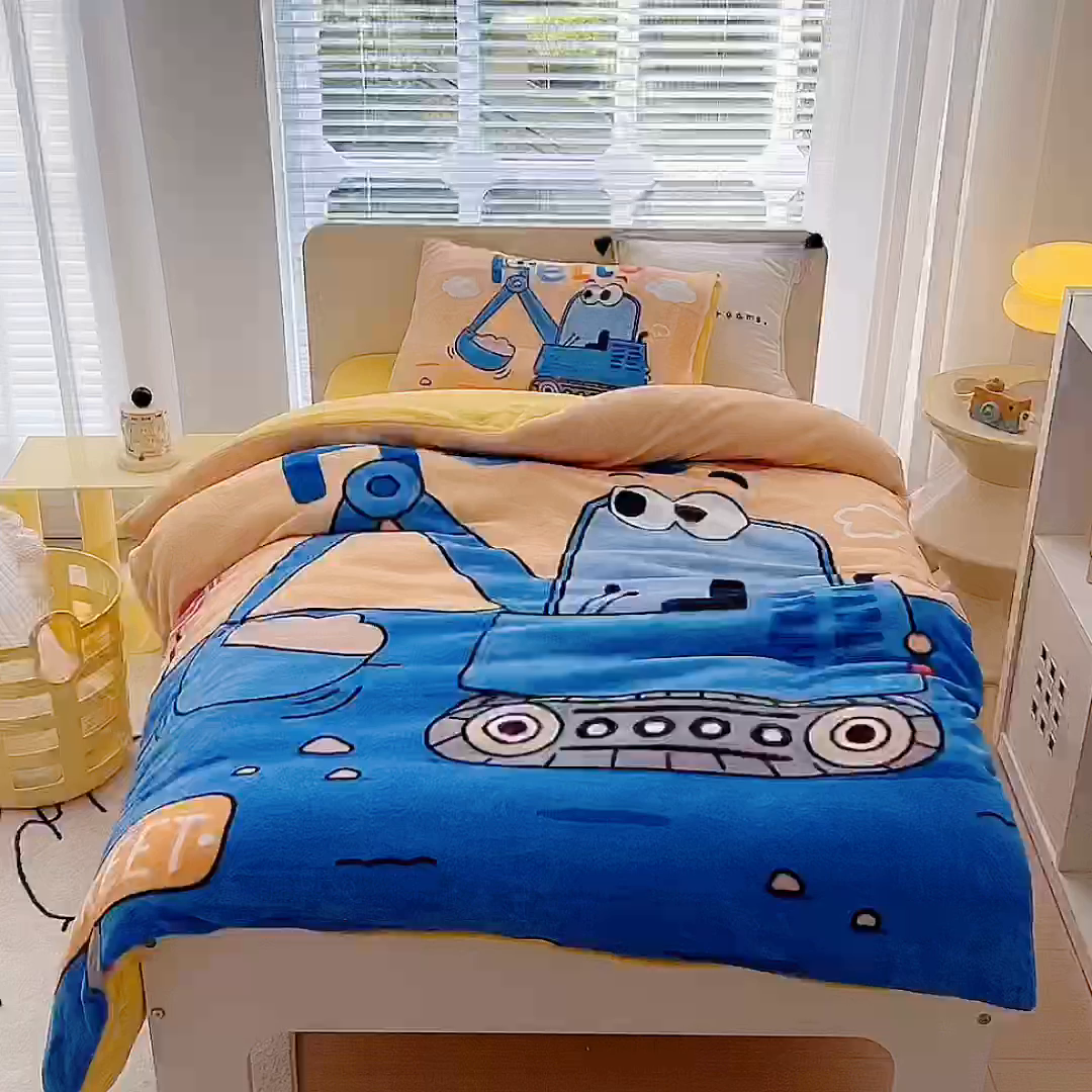 91家纺网 家纺一手货源 找家纺 嗨生活 2025新款牛奶绒数码印花原创大版卡通幼儿园套件幼儿园三件套 挖掘机