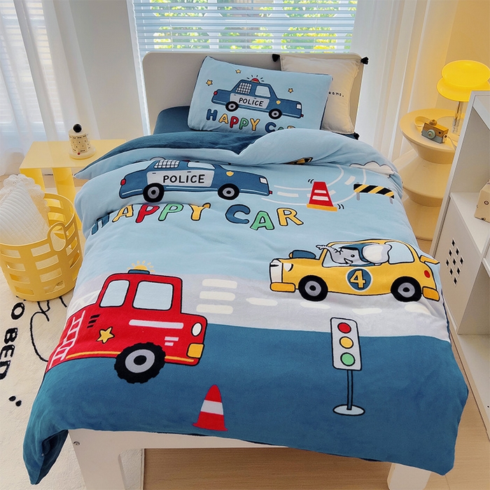 嗨生活 2025新款牛奶绒数码印花原创大版卡通幼儿园套件幼儿园三件套 消防警车