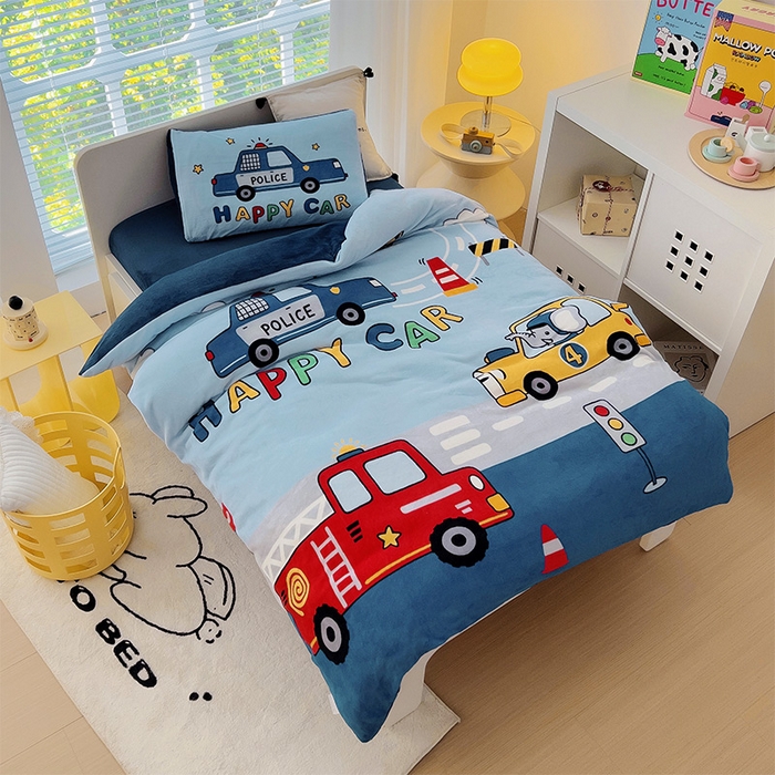 91家纺网 家纺一手货源 找家纺 嗨生活 2025新款牛奶绒数码印花原创大版卡通幼儿园套件幼儿园三件套 消防警车