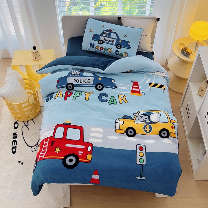 91家纺网 家纺一手货源 找家纺 嗨生活 2025新款牛奶绒数码印花原创大版卡通幼儿园套件幼儿园三件套 消防警车