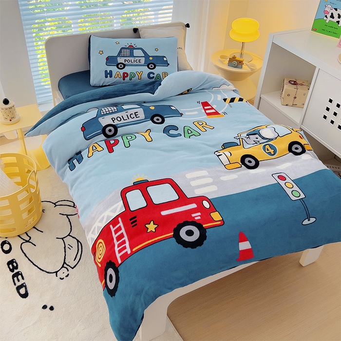 91家纺网 家纺一手货源 找家纺 嗨生活 2025新款牛奶绒数码印花原创大版卡通幼儿园套件幼儿园三件套 消防警车