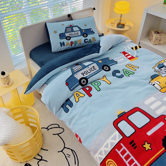 91家纺网 家纺一手货源 找家纺 嗨生活 2025新款牛奶绒数码印花原创大版卡通幼儿园套件幼儿园三件套 消防警车