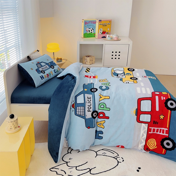 91家纺网 家纺一手货源 找家纺 嗨生活 2025新款牛奶绒数码印花原创大版卡通幼儿园套件幼儿园三件套 消防警车