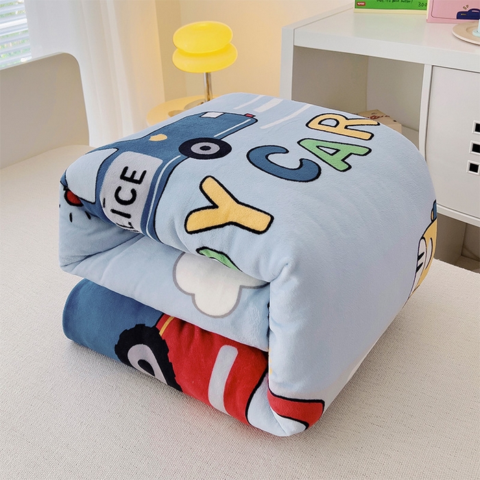 91家纺网 家纺一手货源 找家纺 嗨生活 2025新款牛奶绒数码印花原创大版卡通幼儿园套件幼儿园三件套 消防警车