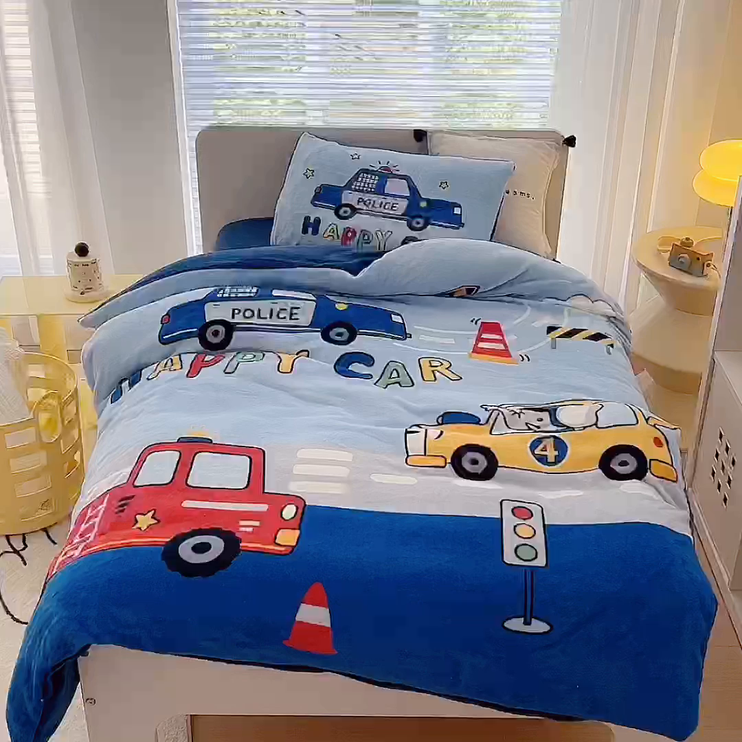 91家纺网 家纺一手货源 找家纺 嗨生活 2025新款牛奶绒数码印花原创大版卡通幼儿园套件幼儿园三件套 消防警车