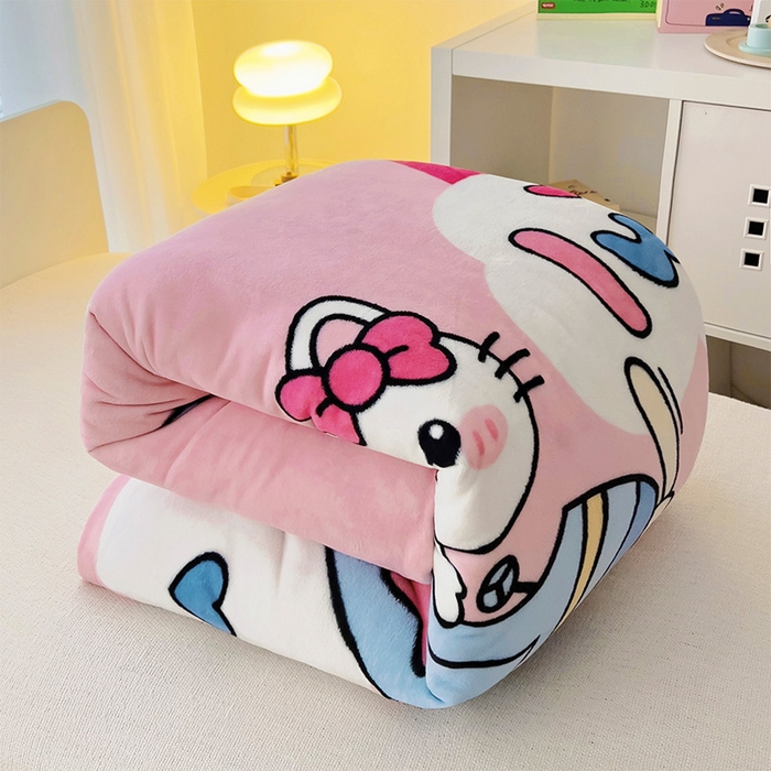 91家纺网 家纺一手货源 找家纺 嗨生活 2025新款牛奶绒数码印花原创大版卡通幼儿园套件幼儿园三件套 幸运猫