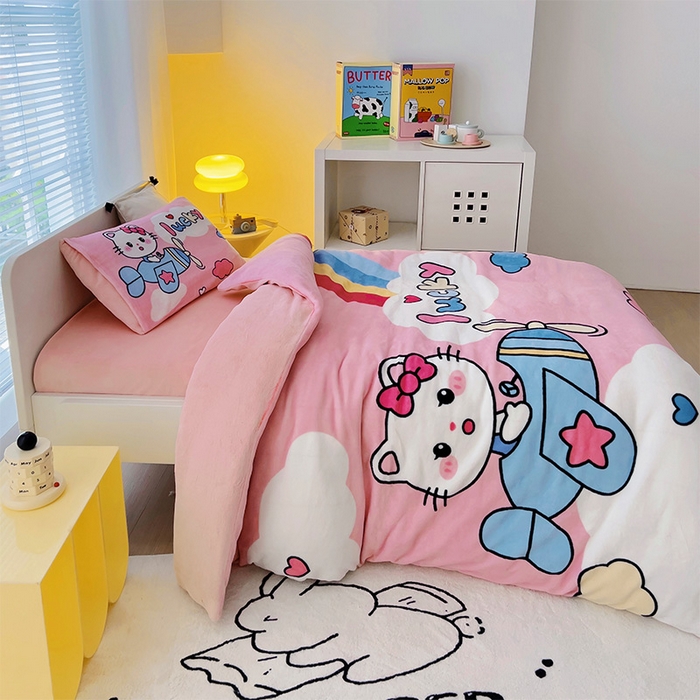 91家纺网 家纺一手货源 找家纺 嗨生活 2025新款牛奶绒数码印花原创大版卡通幼儿园套件幼儿园三件套 幸运猫