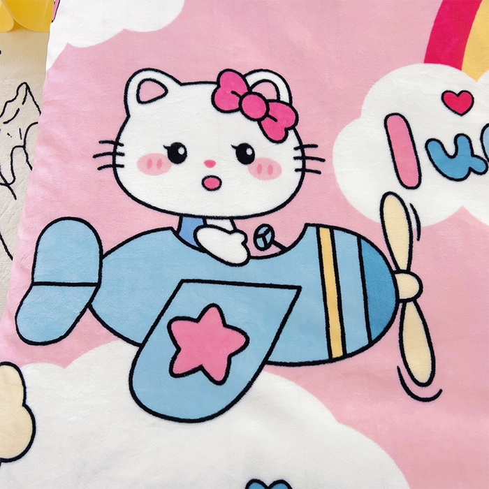 91家纺网 家纺一手货源 找家纺 嗨生活 2025新款牛奶绒数码印花原创大版卡通幼儿园套件幼儿园三件套 幸运猫