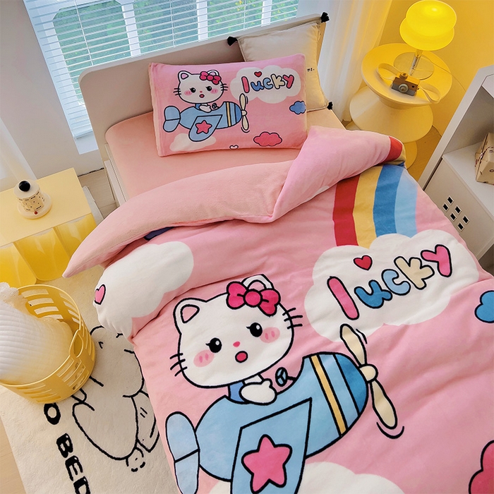 91家纺网 家纺一手货源 找家纺 嗨生活 2025新款牛奶绒数码印花原创大版卡通幼儿园套件幼儿园三件套 幸运猫