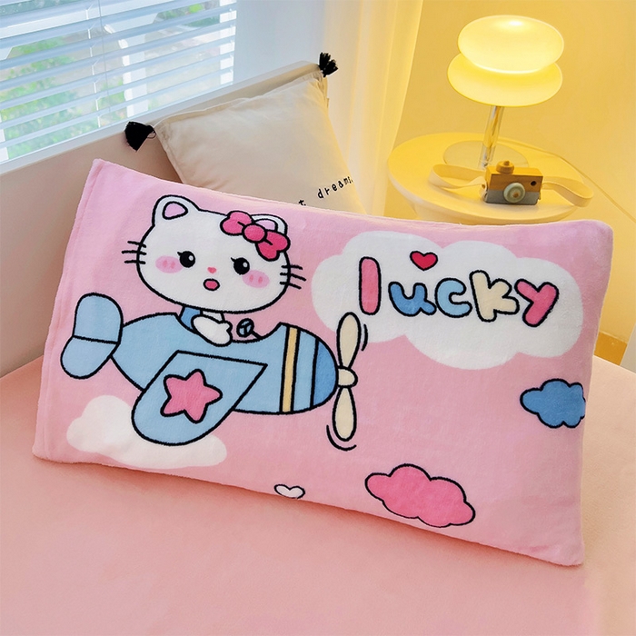 91家纺网 家纺一手货源 找家纺 嗨生活 2025新款牛奶绒数码印花原创大版卡通幼儿园套件幼儿园三件套 幸运猫