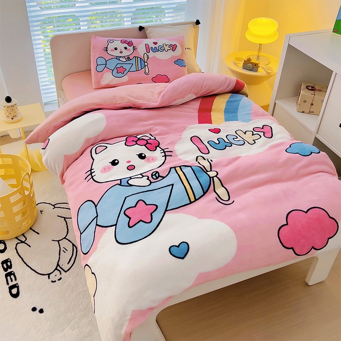 91家纺网 家纺一手货源 找家纺 嗨生活 2025新款牛奶绒数码印花原创大版卡通幼儿园套件幼儿园三件套 幸运猫