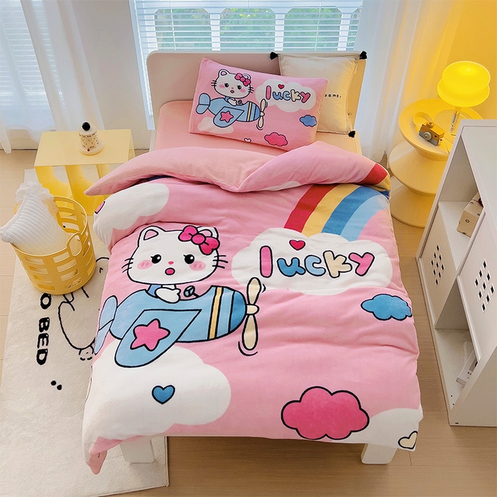 91家纺网 家纺一手货源 找家纺 嗨生活 2025新款牛奶绒数码印花原创大版卡通幼儿园套件幼儿园三件套 幸运猫