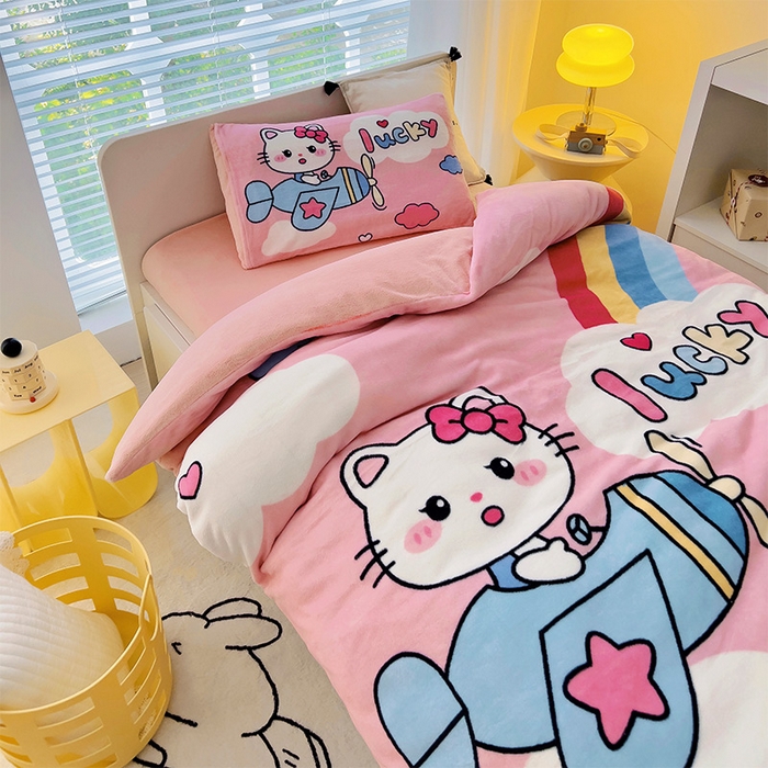 91家纺网 家纺一手货源 找家纺 嗨生活 2025新款牛奶绒数码印花原创大版卡通幼儿园套件幼儿园三件套 幸运猫