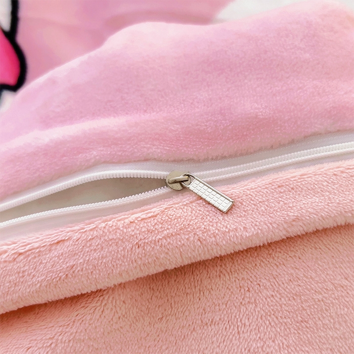 91家纺网 家纺一手货源 找家纺 嗨生活 2025新款牛奶绒数码印花原创大版卡通幼儿园套件幼儿园三件套 幸运猫