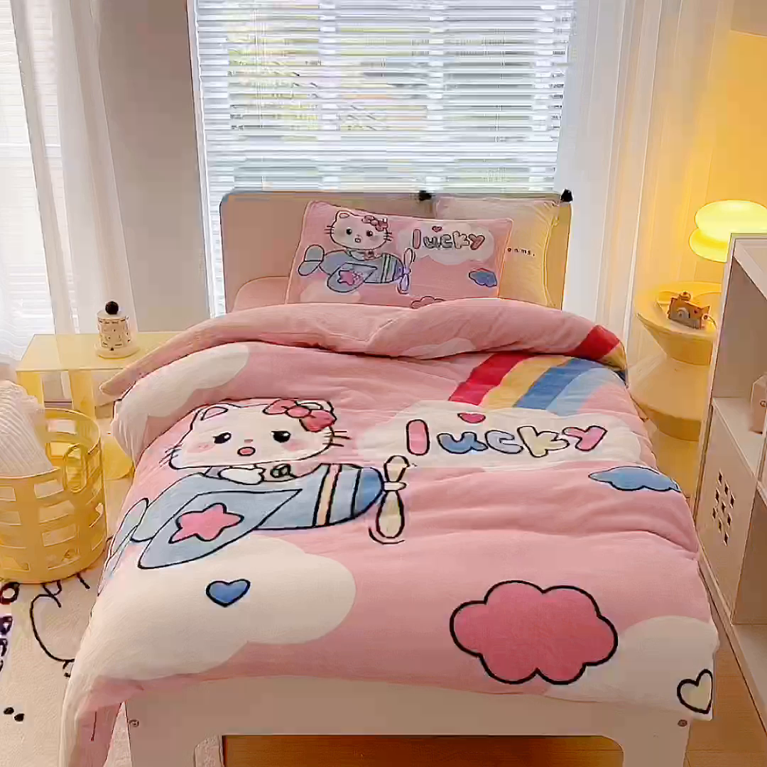 91家纺网 家纺一手货源 找家纺 嗨生活 2025新款牛奶绒数码印花原创大版卡通幼儿园套件幼儿园三件套 幸运猫