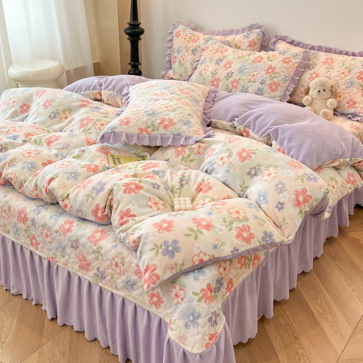 91家纺网 家纺一手货源 找家纺 金梦家居 2025新款高克重牛奶绒床盖四件套 缤纷花语