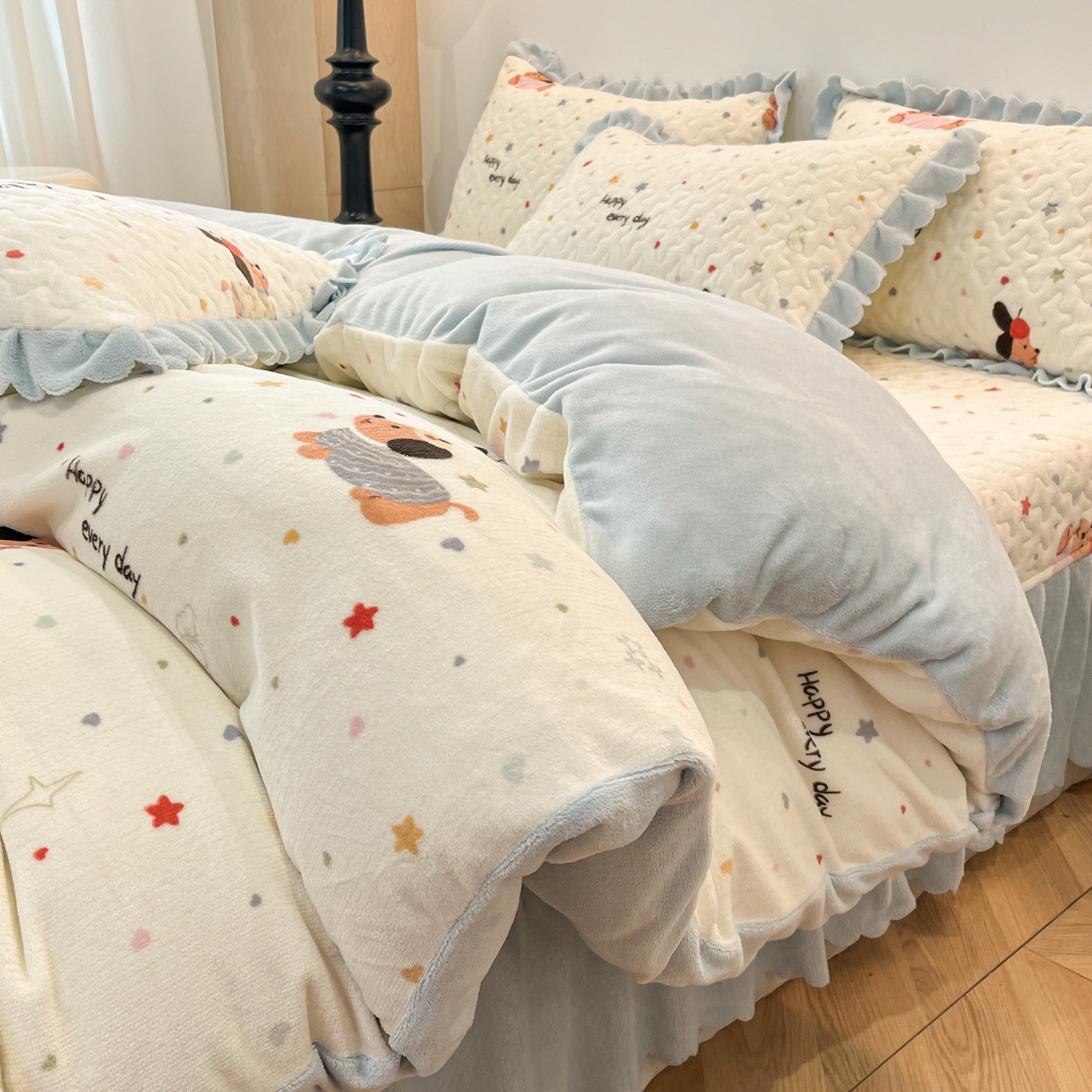 91家纺网 家纺一手货源 找家纺 金梦家居 2025新款高克重牛奶绒床盖四件套 可爱狗狗