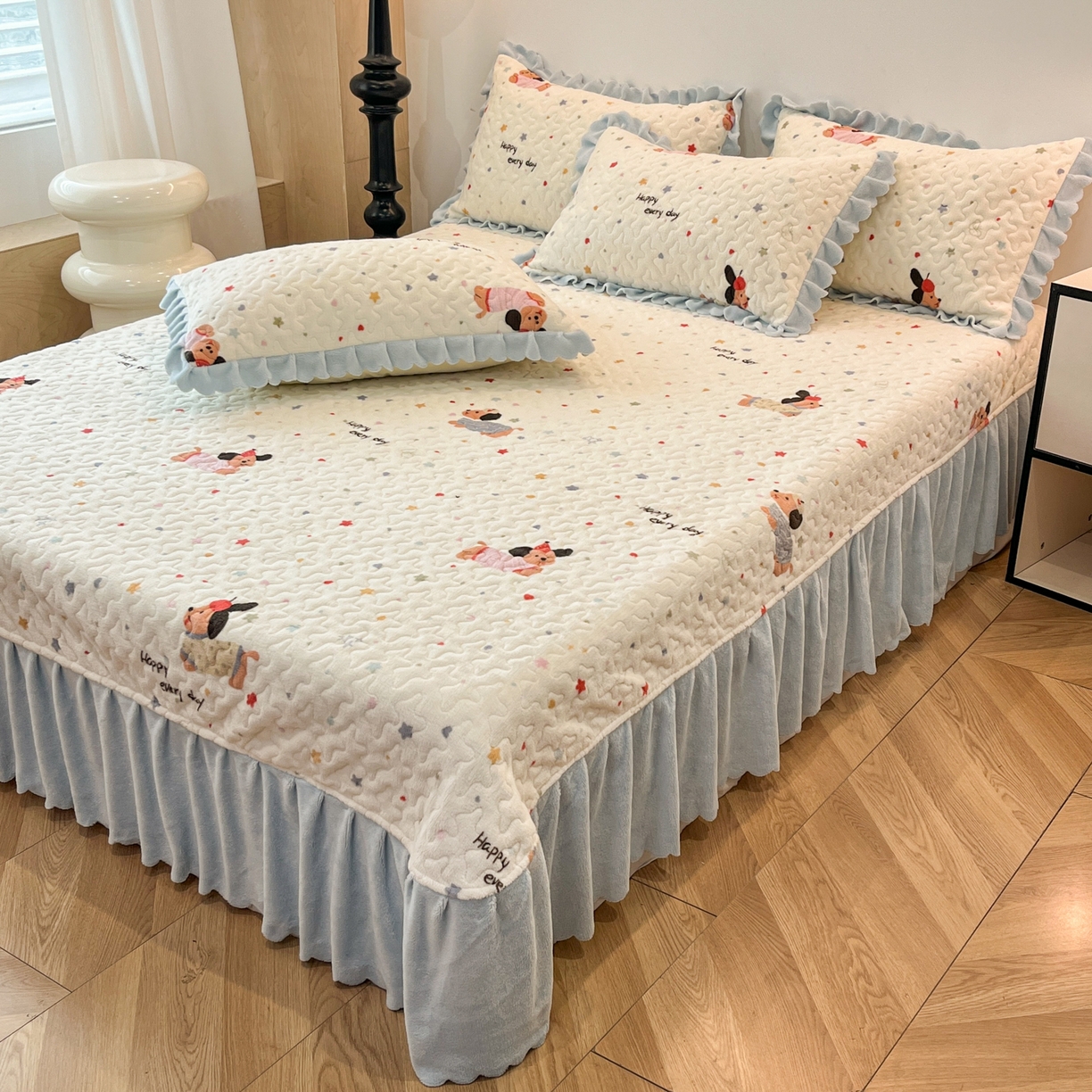 91家纺网 家纺一手货源 找家纺 金梦家居 2025新款高克重牛奶绒床盖四件套 可爱狗狗