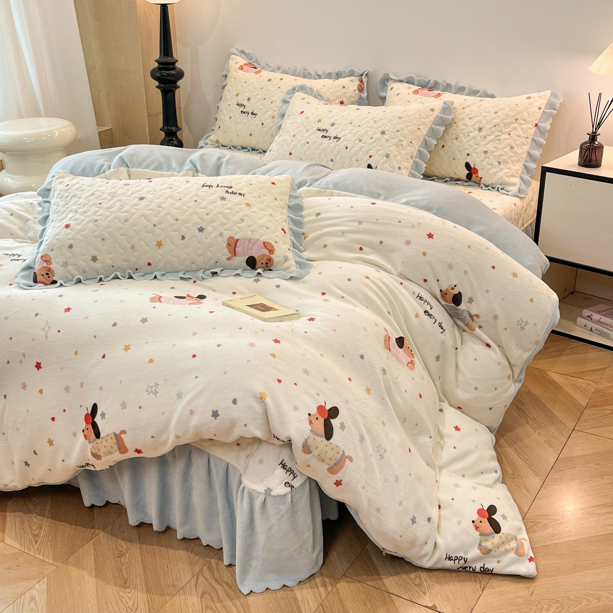 91家纺网 家纺一手货源 找家纺 金梦家居 2025新款高克重牛奶绒床盖四件套 可爱狗狗