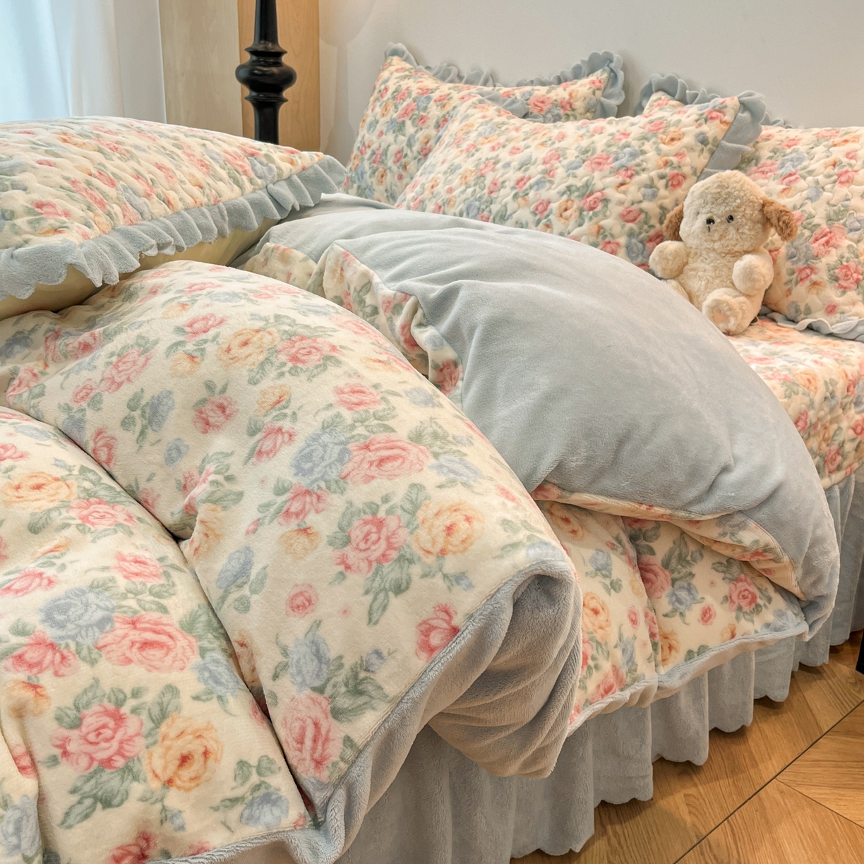 91家纺网 家纺一手货源 找家纺 金梦家居 2025新款高克重牛奶绒床盖四件套 蔷薇花开