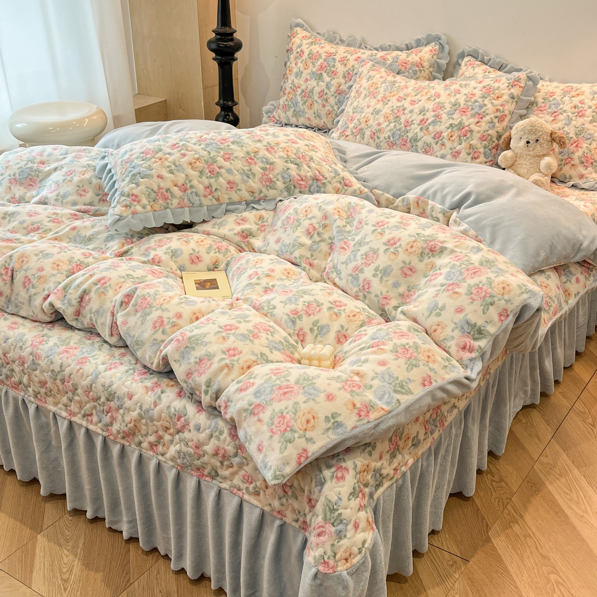 91家纺网 家纺一手货源 找家纺 金梦家居 2025新款高克重牛奶绒床盖四件套 蔷薇花开