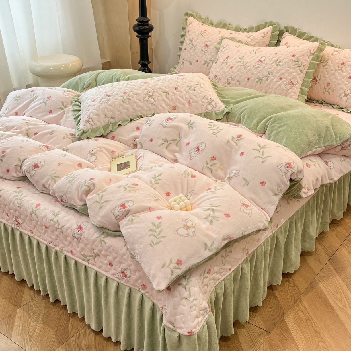 91家纺网 家纺一手货源 找家纺 金梦家居 2025新款高克重牛奶绒床盖四件套 兔子丛林