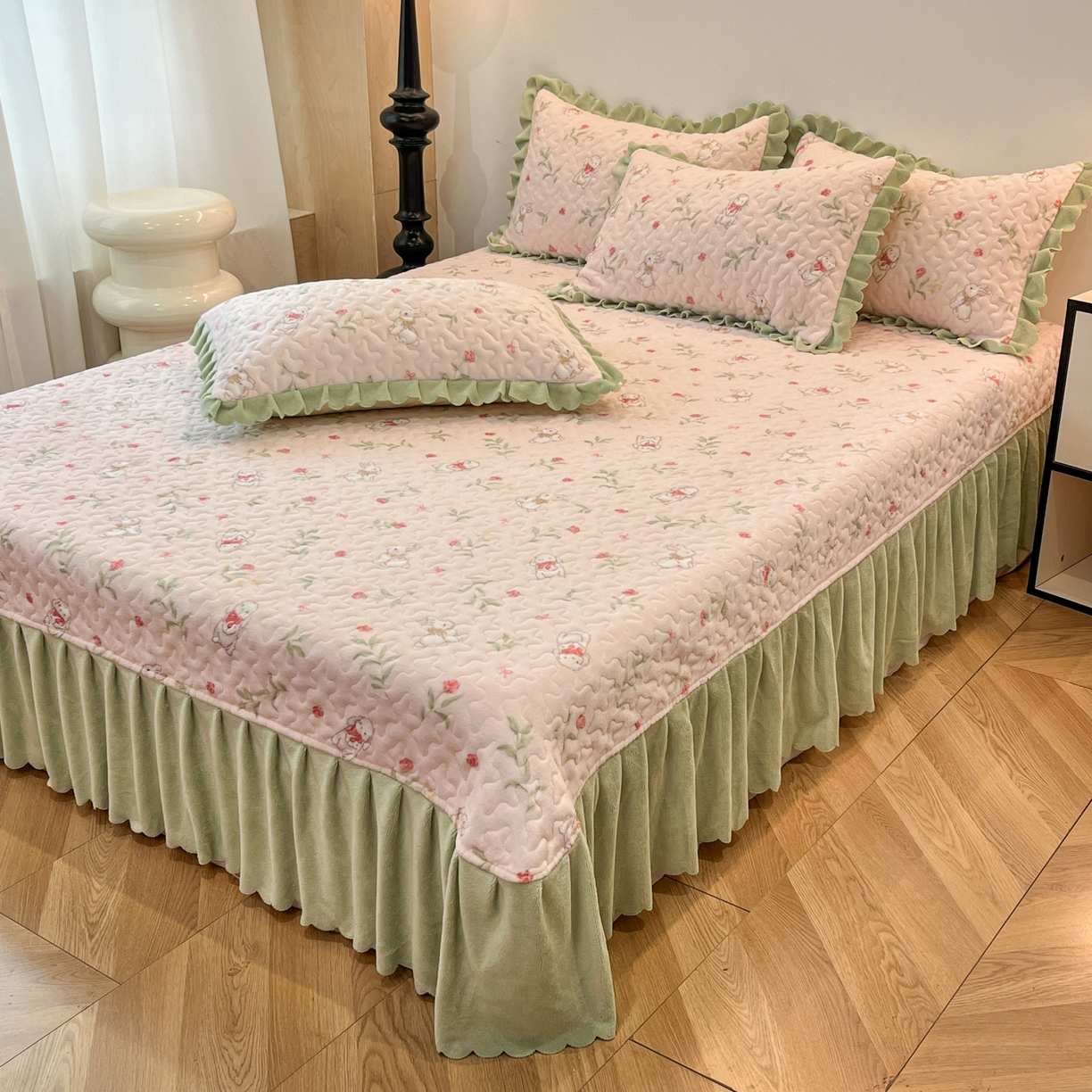 91家纺网 家纺一手货源 找家纺 金梦家居 2025新款高克重牛奶绒床盖四件套 兔子丛林